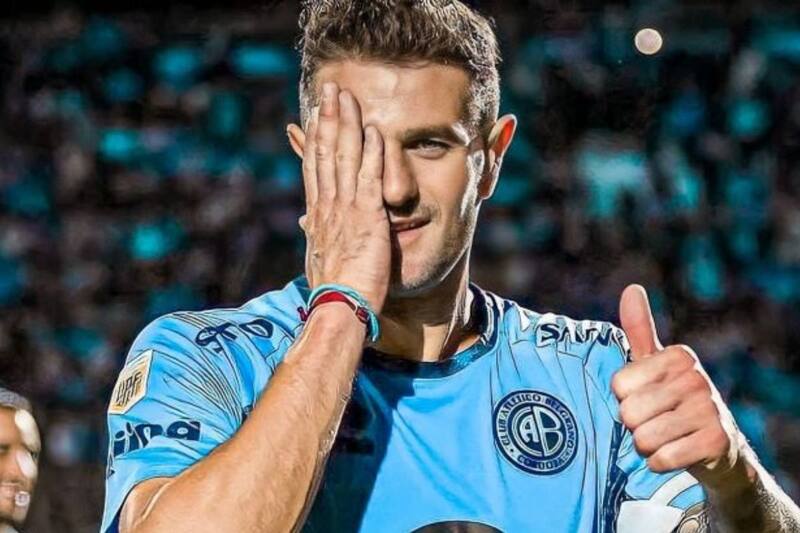 El delantero argentino Pablo Vegetti, con la camiseta de Belgrano de Córdoba, celebra un gol en Argentina.