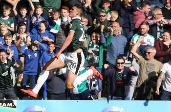 Justo castigo: Equipo inglés convierte gol a arquero lesionado pero termina descendiendo