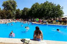 Esta piscina a solo 40 minutos de Santiago es perfecta para una escapada después del Año Nuevo