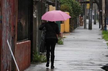 “Se acorta”: Meteorólogo Eduardo Sáez asegura que caerán muchos milímetros en pocas horas en Santiago