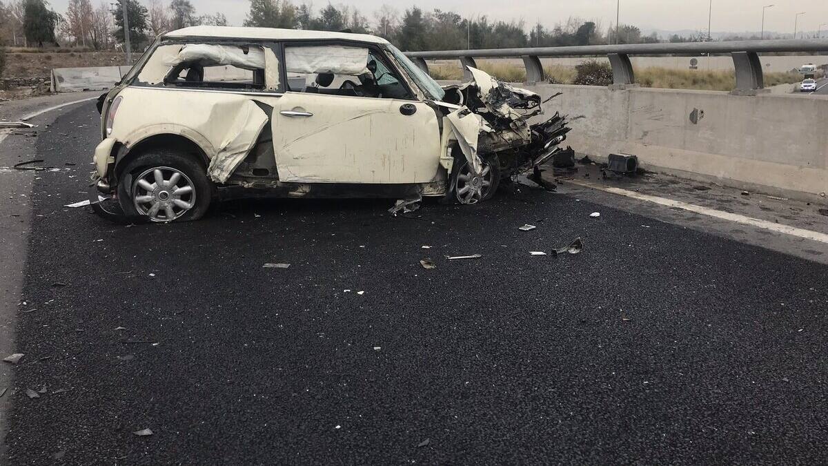 Violento accidente en Costanera Norte: Hombre chocó a 200 km/h, salió eyectado del vehículo y cayó por puente