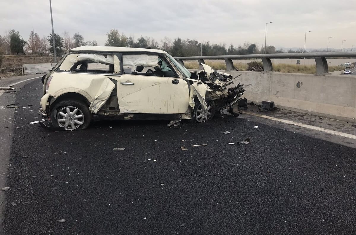 Violento accidente en Costanera Norte: Hombre chocó a 200 km/h, salió eyectado del vehículo y cayó por puente
