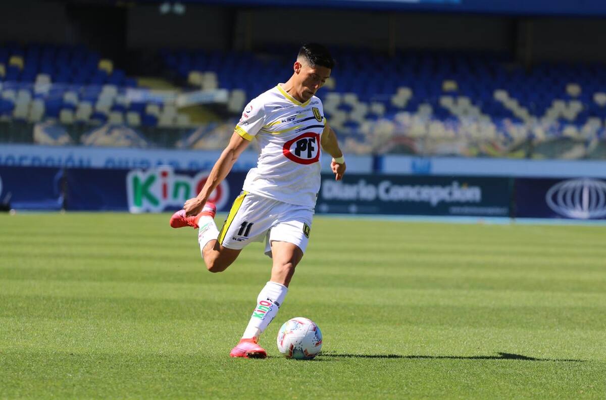 Los dos jóvenes laterales del Campeonato Nacional que se ilusionan con un puesto en la Roja