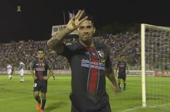 Jonathan Benítez sacó un violento zapatazo para darle la igualdad a Palestino