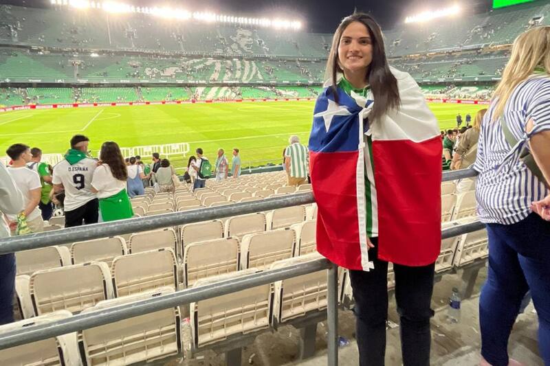 Bárbara Santibáñez apoyó al Betis en el partido ante Rayo Vallecano.
Créditos: @bsantibanez18