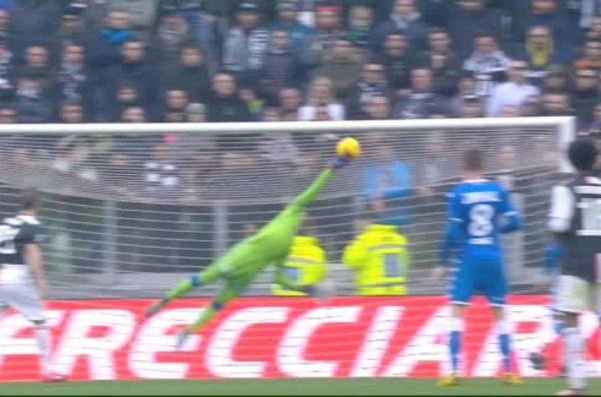 Arquero del Brescia se estiró de forma espectacular para evitar el gol de la Juventus