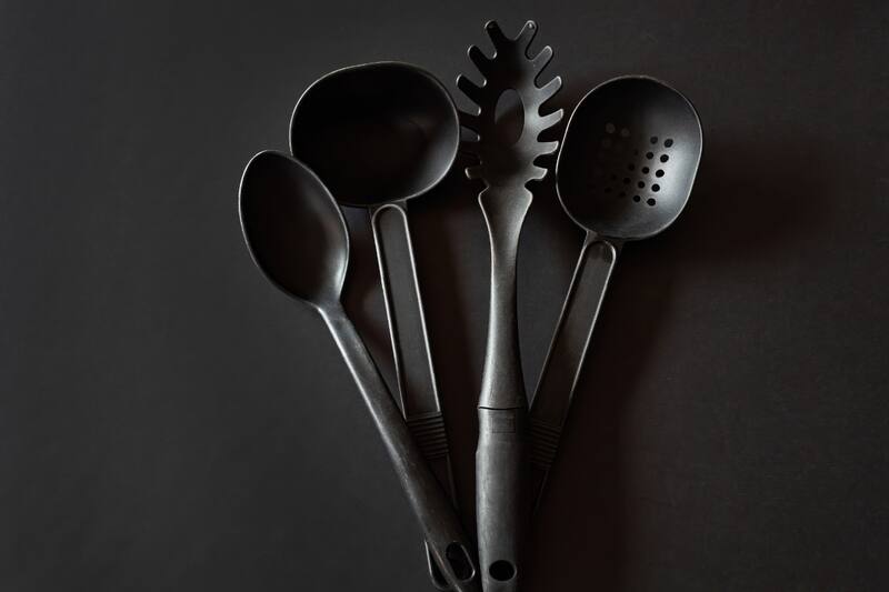 Conoce cuáles son las razones que los juguetes y utensilios negros son tóxicos.