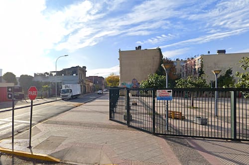 Accesos enrejados de los dos accesos que posee.