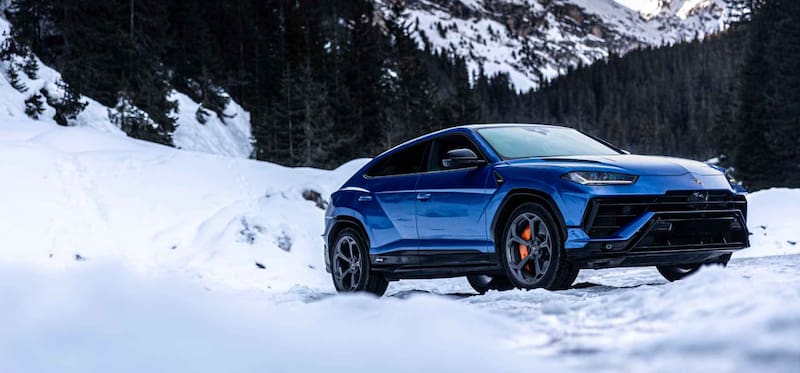 El auto de lujo tiene tracción en sus cuatro ruedas.