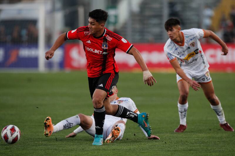 jugando con la camiseta de Colo Colo (Foto: Photosport)