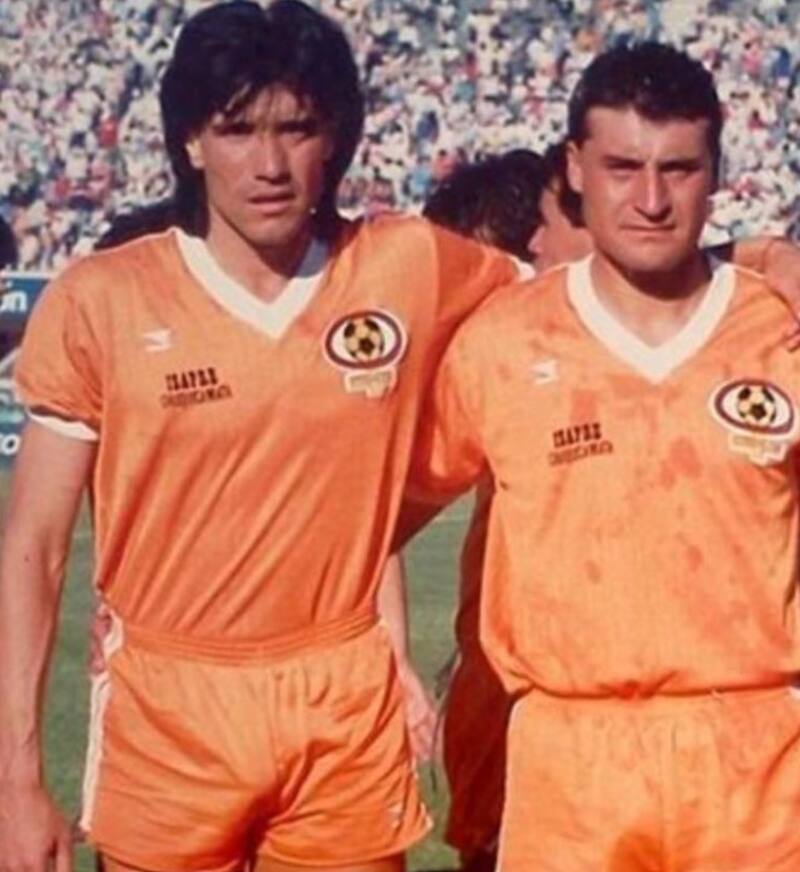 El argentino junto al Diablo, una dupla que le dio muchos goles al Cobreloa campeón del '88.