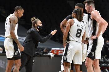 Noche histórica en la NBA: Por primera vez una mujer dirigió a un equipo desde la banca