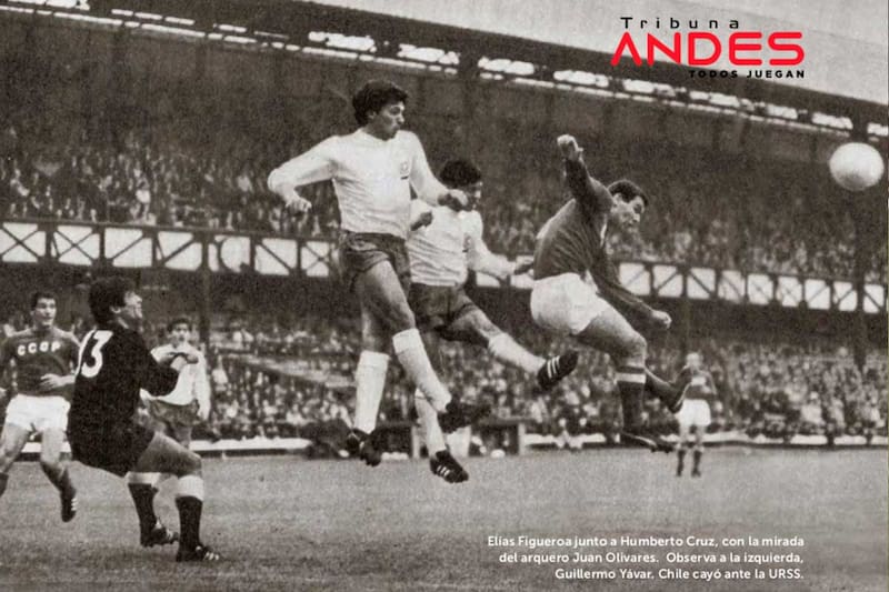 Lo observa el portero Juan Olivares, quien jugó ese mundial lesionado.