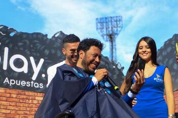 René Higuita pagó su apuesta y mostró su renovado look tras cortarse el pelo