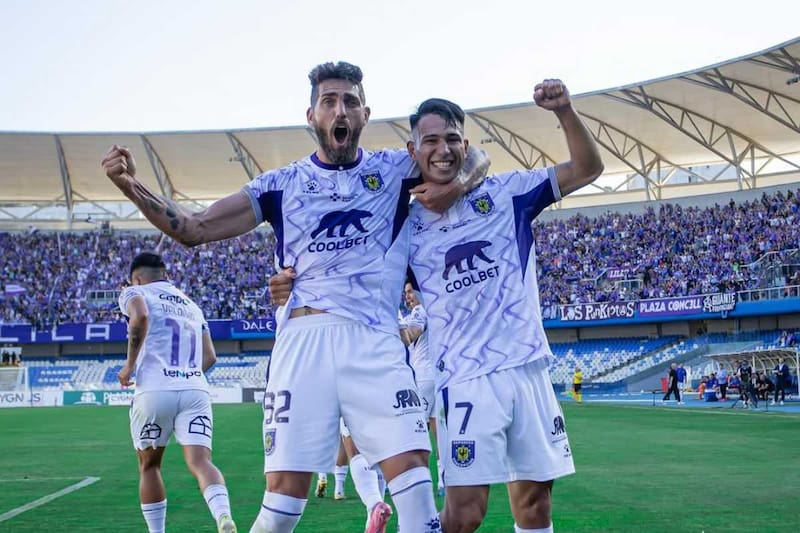 Figura de Deportes Concepción junto a Joaquín Larrivey. Foto: @angelgillard7