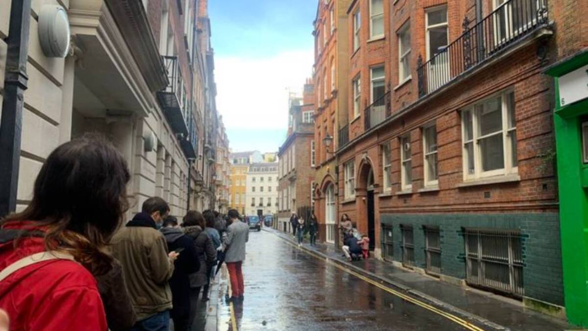 Jornada histórica: Larguísima fila de chilenos en el consulado ubicado en Londres