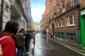 Jornada histórica: Larguísima fila de chilenos en el consulado ubicado en Londres