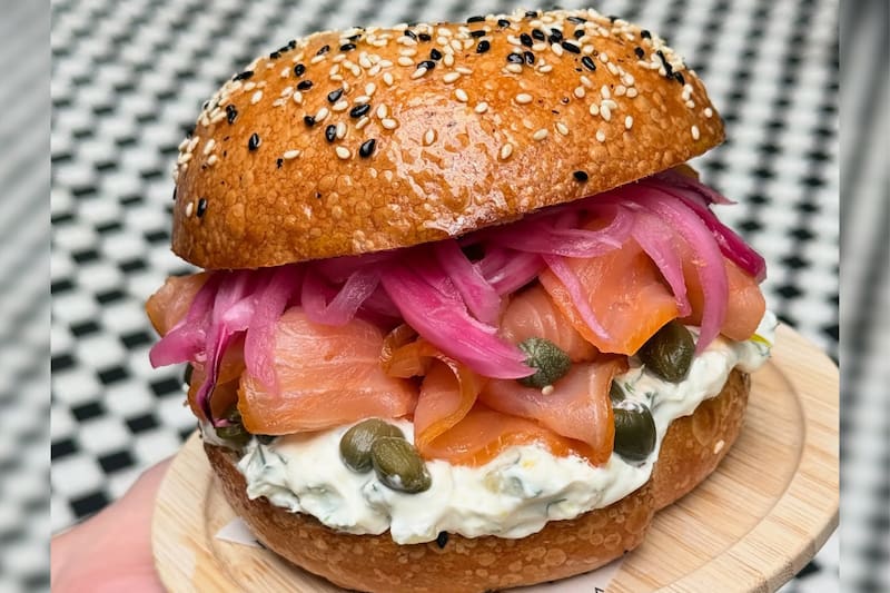Estos exquisitos sándwiches son perfectos para compartir a la hora del brunch o a media tarde. Créditos: Oly's Bagels en Instagram.