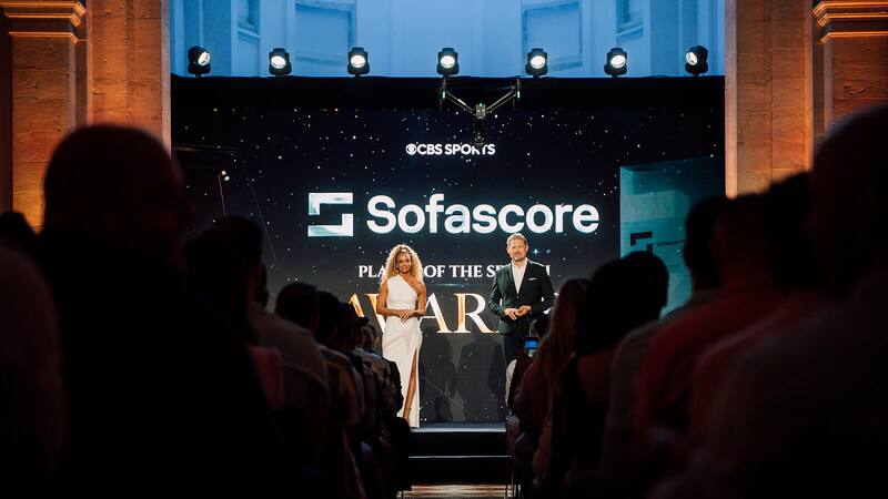 Kate Scott y Peter Schmeichel condujeron la ceremonia.