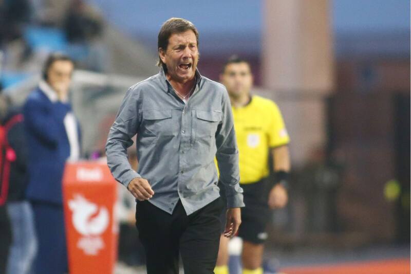 Un técnico experiementado en el fútbol chileno. Foto: Agencia Aton.