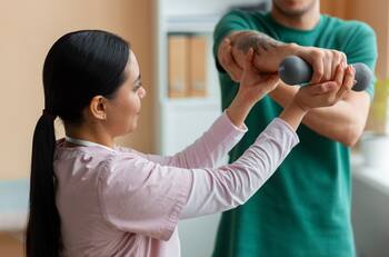 Desde $1.400.000 al mes: Las universidades que garantizan mejores sueldos en Kinesiología, según Mineduc