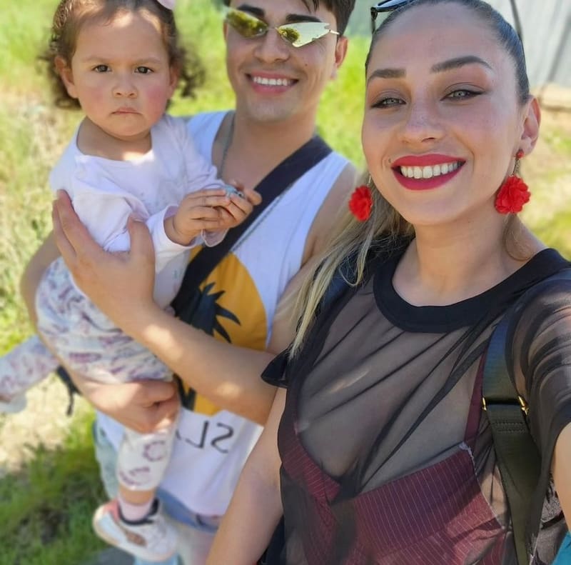 Ingrid Aceitón junto a su familia en el cementerio. Foto: Intagram.