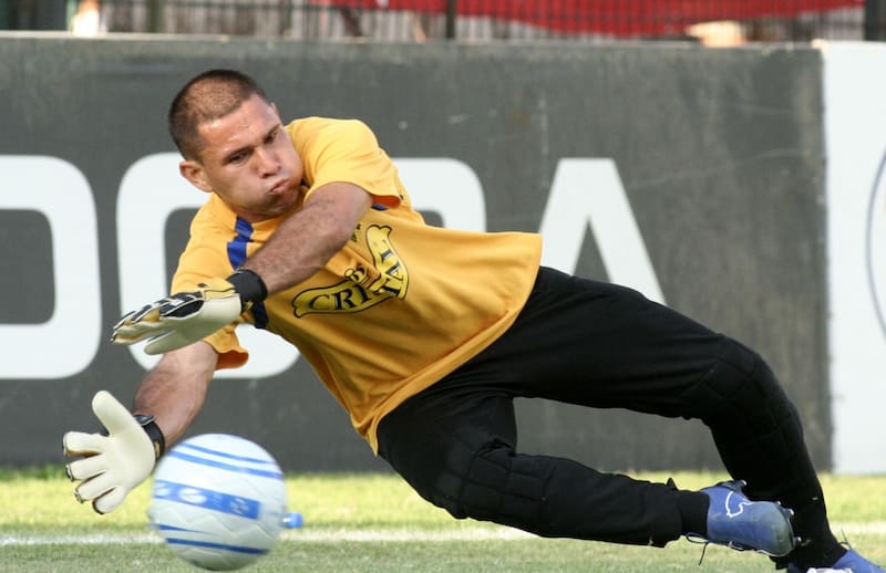 . El portero paraguayo, nacionalizado chileno, en su época en Unión Española. Foto: Old Photosport.