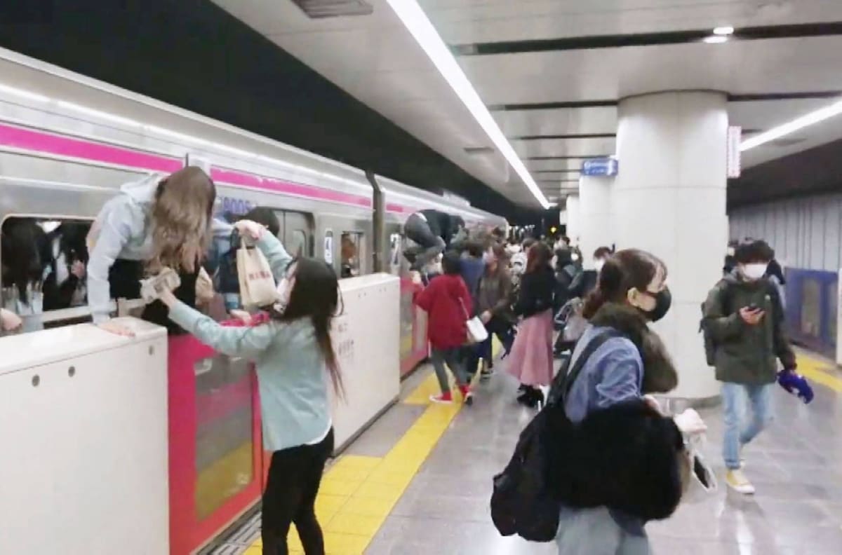 Apuñaló pasajeros y prendió fuego a los vagones: hombre armado dejó 15 personas heridas en el metro