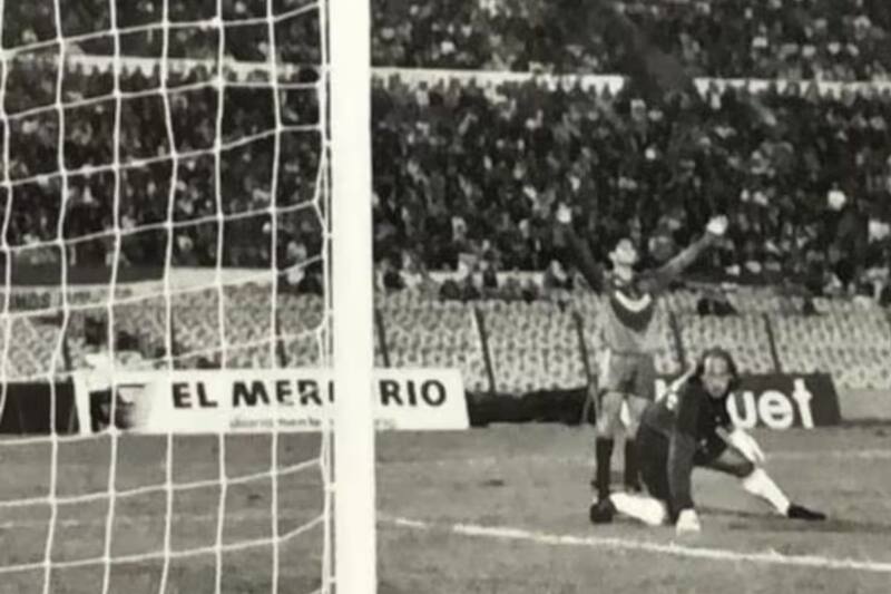 Crisitán Montecinos acba de vencer al arquero uruguayo Jorge Seré y Unión Española vence por 1-0 a Nacional en Montevideo. Mudo quedó el Estadio Centenario. Foto: ADN