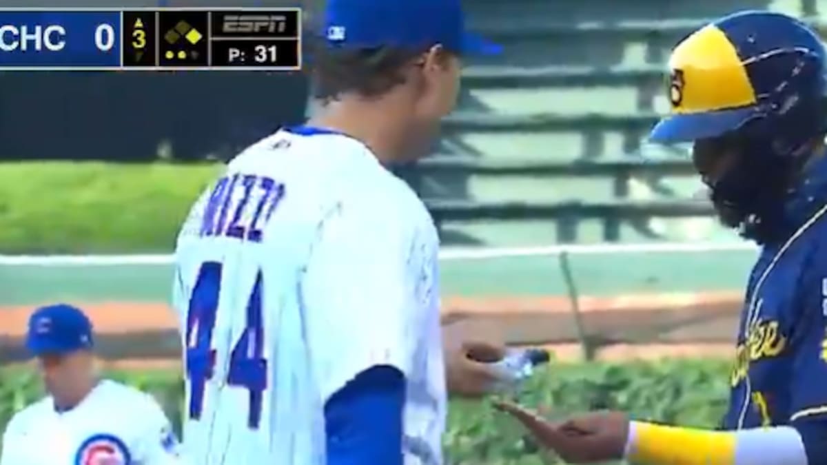 Deportes en pandemia: Rivales se ofrecen alcohol gel en pleno partido