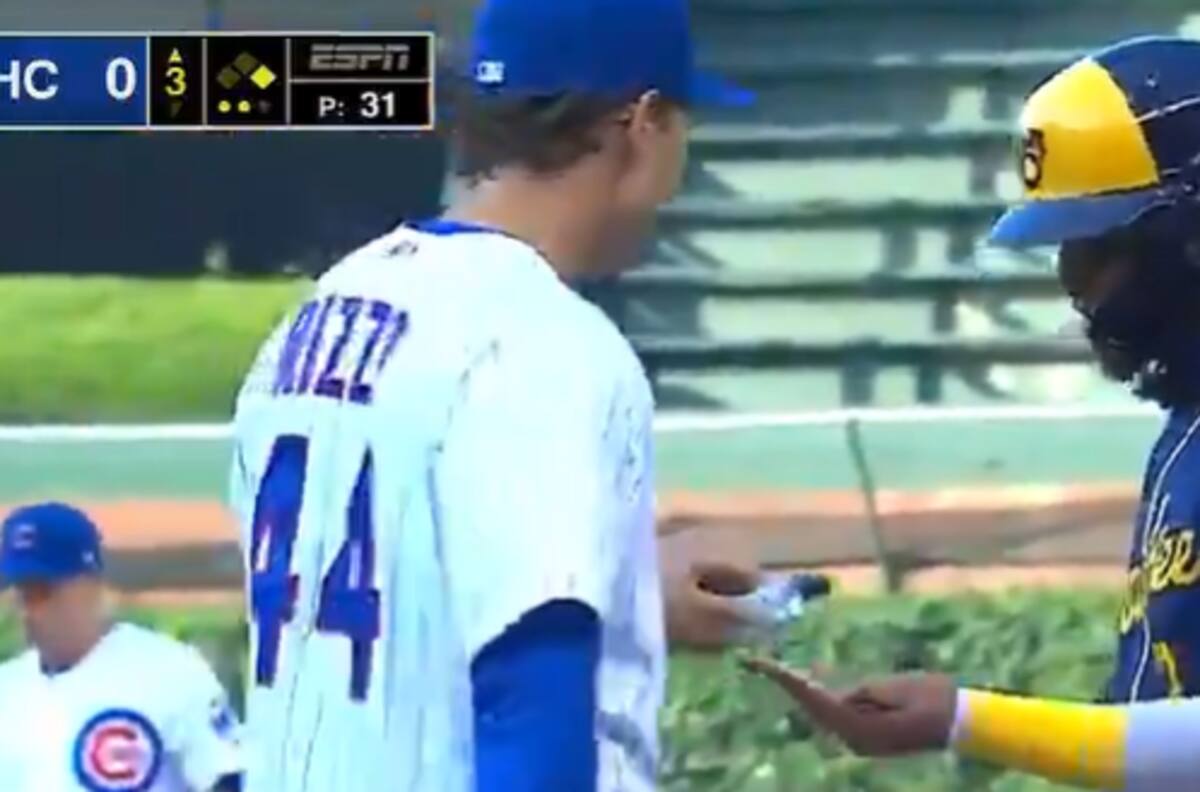 Deportes en pandemia: Rivales se ofrecen alcohol gel en pleno partido