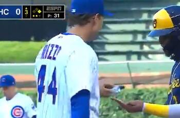 Deportes en pandemia: Rivales se ofrecen alcohol gel en pleno partido