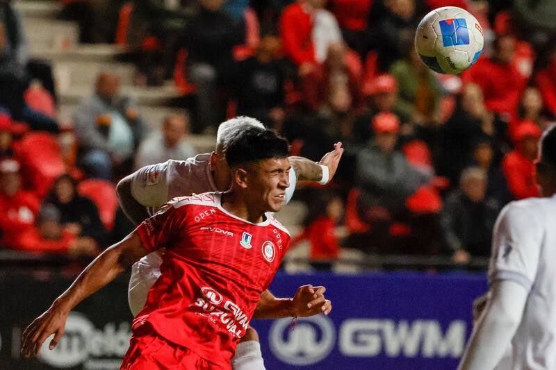 tuvo un fuerte golpe en la cabeza durante el partido contra Unión La Calera. Foto: Agencia Aton.