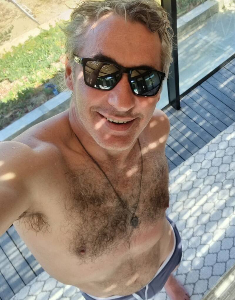 El periodista impactó con foto en traje de baño.