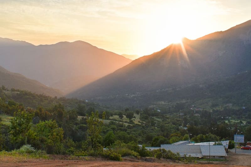 Se ubica a solo 90 kilómetros de Santiago.