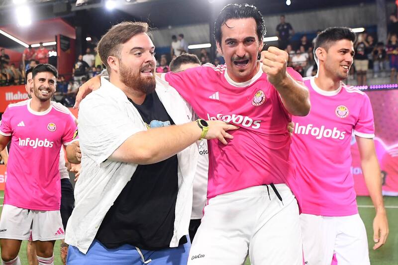 celebrando junto a Ibai Llanos.