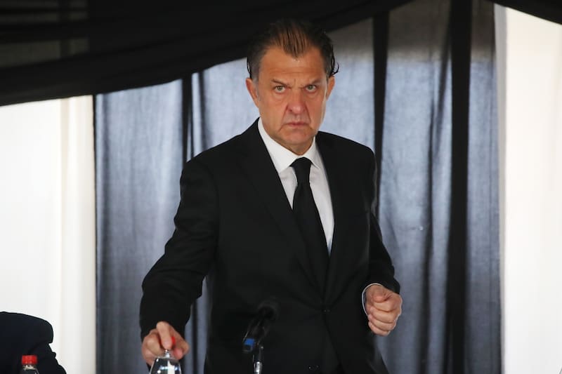 El presidente de Blanco y Negro descartó la salida de Arturo Vidal. Foto: Aton.