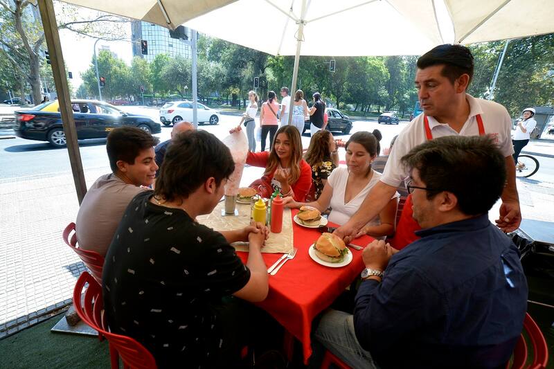 Santiago, 20 de febrero de 2019
Restaurantes del centro de Santiago celebran el dia del Chacarero. En la avenida Alameda se instalo una plancha en donde se presentaron los diversos tipos de pan con los cuales se prepara este Sandwich.
Alvaro Inostroza/Aton Chile