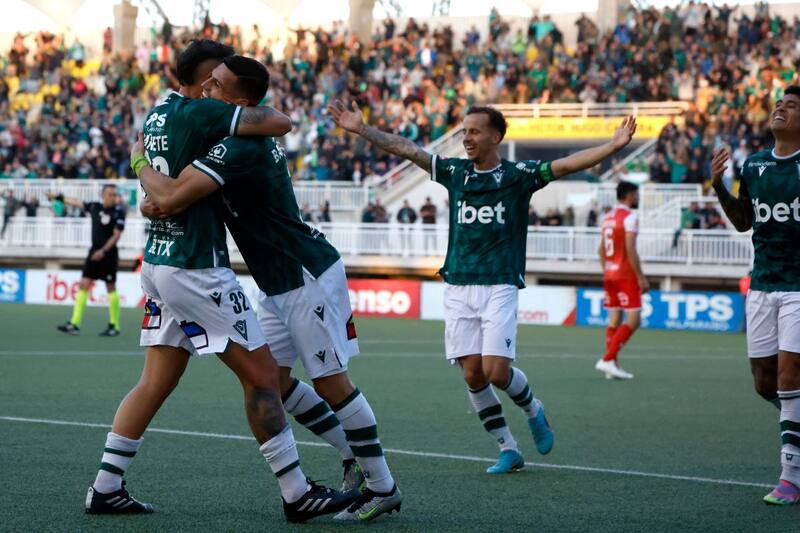 Jugadores de Santiago Wanderers celebran el triunfo por 2-0 sobre unión San Felipe que les permite seguir en carrera por el ascenso a Primera División. Foto: Agencia Aton.