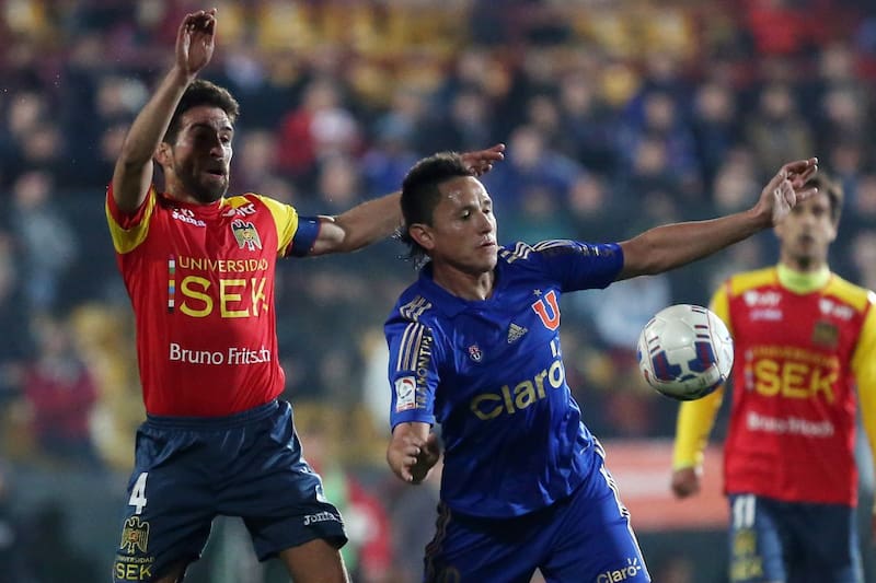 EL capitán de Unión, jugando contra otro ídolo rojo, Gustavo Canales, en ese entonces en la U. Foto: Agencia Aton.