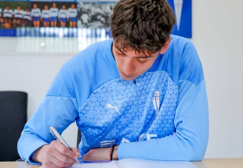 estampando su firma en la UC. Foto: Comunicaciones Cruzados.