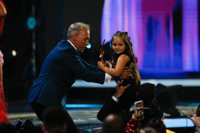 Conoce quién es Matilda, la niña que bailó y recibió la Gaviota de Oro por parte de Karol G en Viña 2023. Créditos: ATON