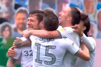 El tercero: Liam Cooper asegura el triunfo del Leeds de Marcelo Bielsa