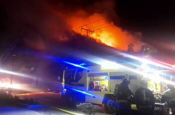 VIDEO | Un bombero quedó lesionado: Incendio destruyó edificio en centro de Castro