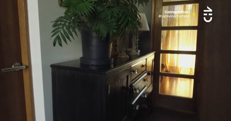 El mueble que guarda el álbum de su matrimonio / CHV