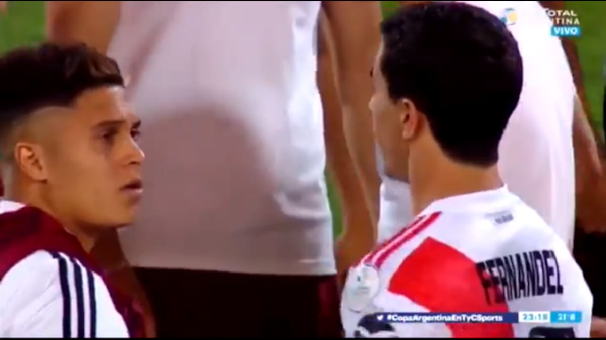 Con el pelo no se juega... Juan Fernando Quintero se enoja en festejo de River por título de la Copa Argentina