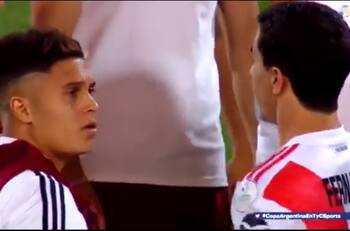 Con el pelo no se juega... Juan Fernando Quintero se enoja en festejo de River por título de la Copa Argentina