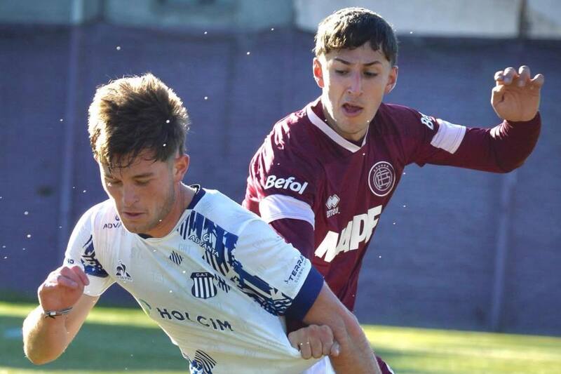 El atacante marcó un golazo al ángulo en su debut con la Cuarta de Lanús.