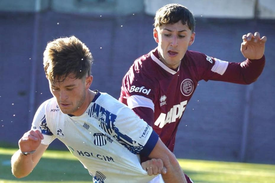 El atacante marcó un golazo al ángulo en su debut con la Cuarta de Lanús.