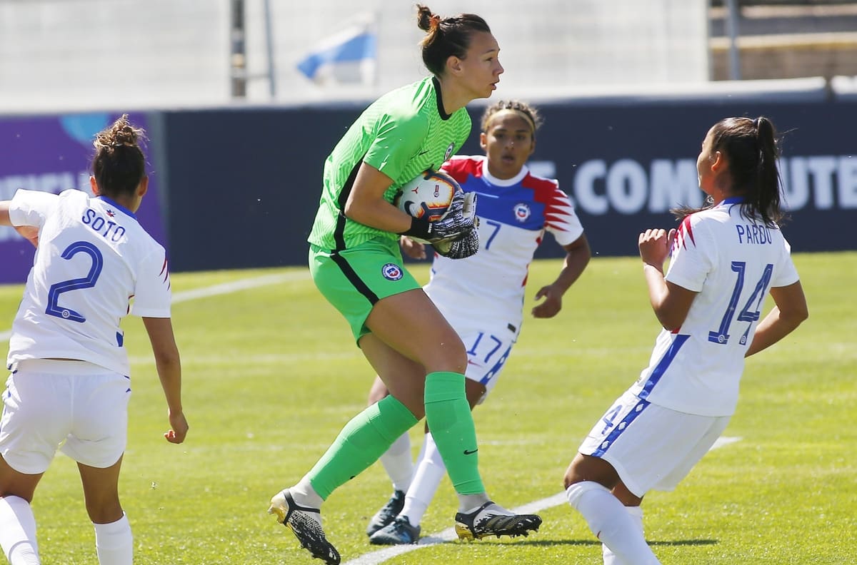 Christiane Endler se lleva todas las loas de los hinchas de la Roja por su actuación ante Japón